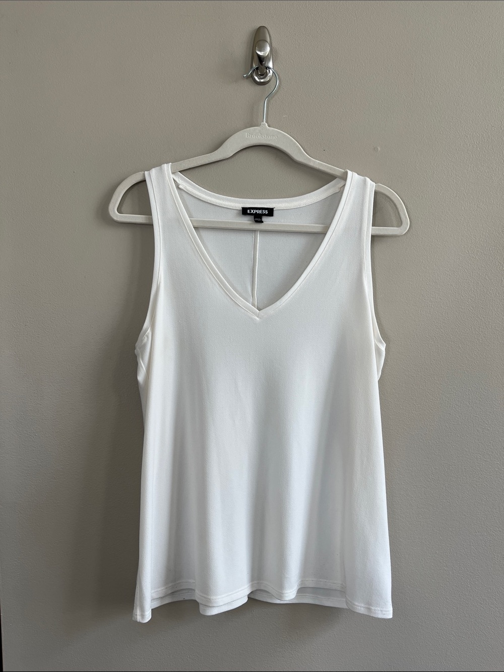 Express cream v neck dressy sleeveless tank size medium